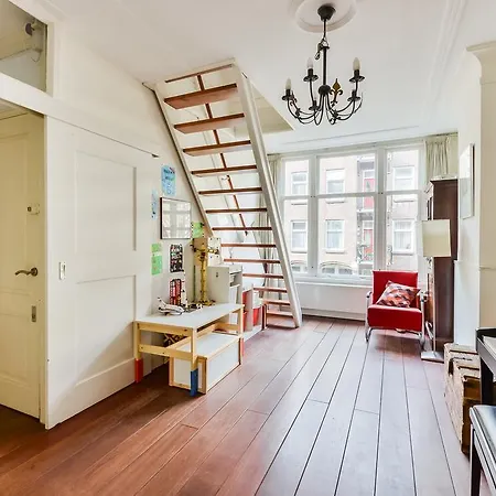 Tolstraat Family House アパート
